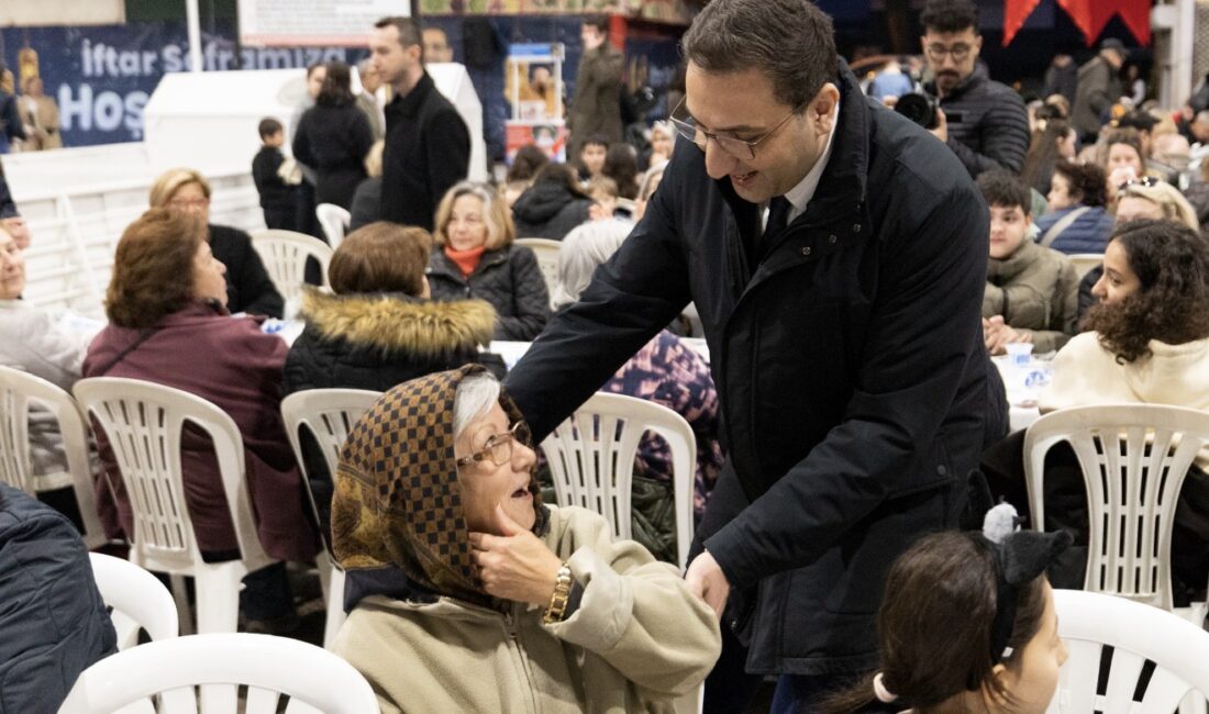 Balçova Belediyesi’nin Kadir Gecesi’nde düzenlediği iftar programında yüzlerce kişi bir
