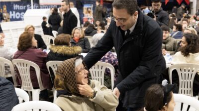 Balçova Belediyesi’nin Kadir Gecesi’nde düzenlediği iftar programında yüzlerce kişi bir