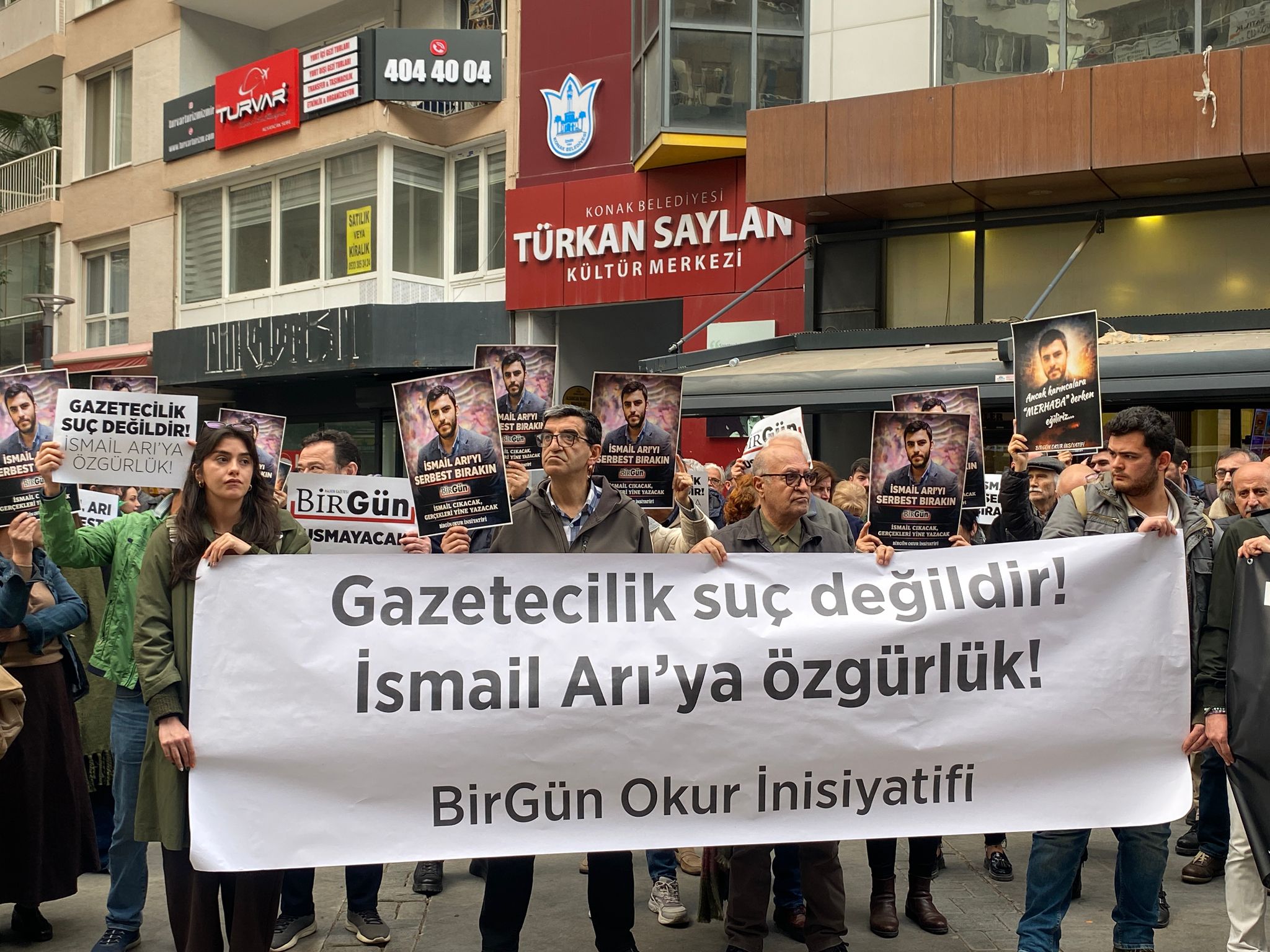 İzmir’de gazeteciler ve meslek örgütleri, BirGün muhabiri İsmail Arı’nın tutuklanmasına