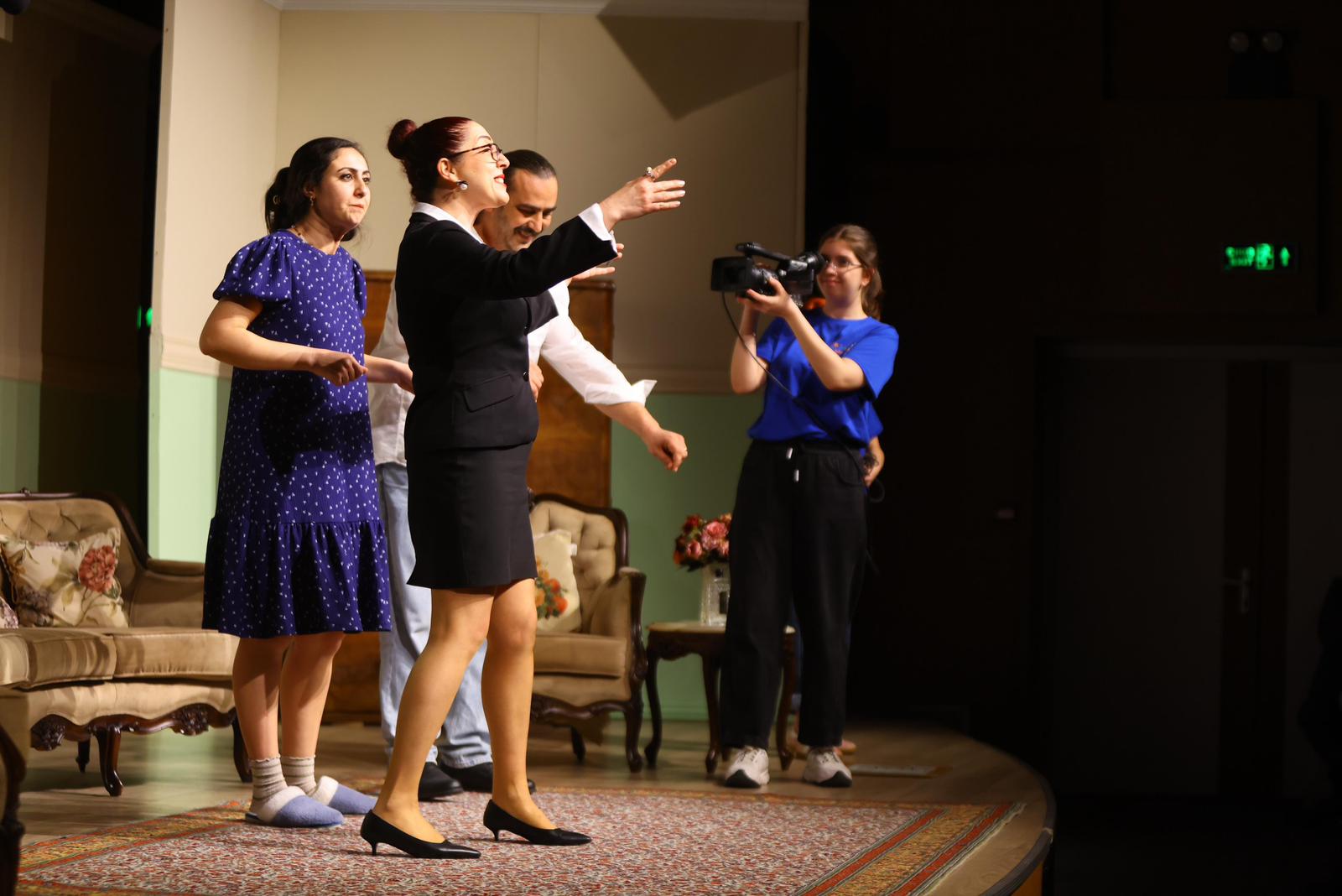 Karabağlar Kent Tiyatrosu, Dünya Tiyatrolar Günü’nde sahnelediği “Entrikalı Dolap Komedyası”yla