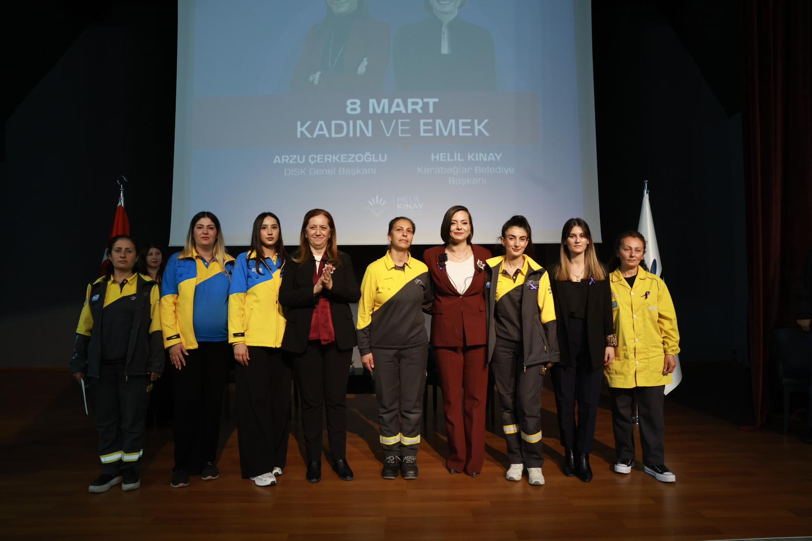 Karabağlar Belediyesi’nin düzenlediği “8 Mart Kadın ve Emek” forumunda kadınların