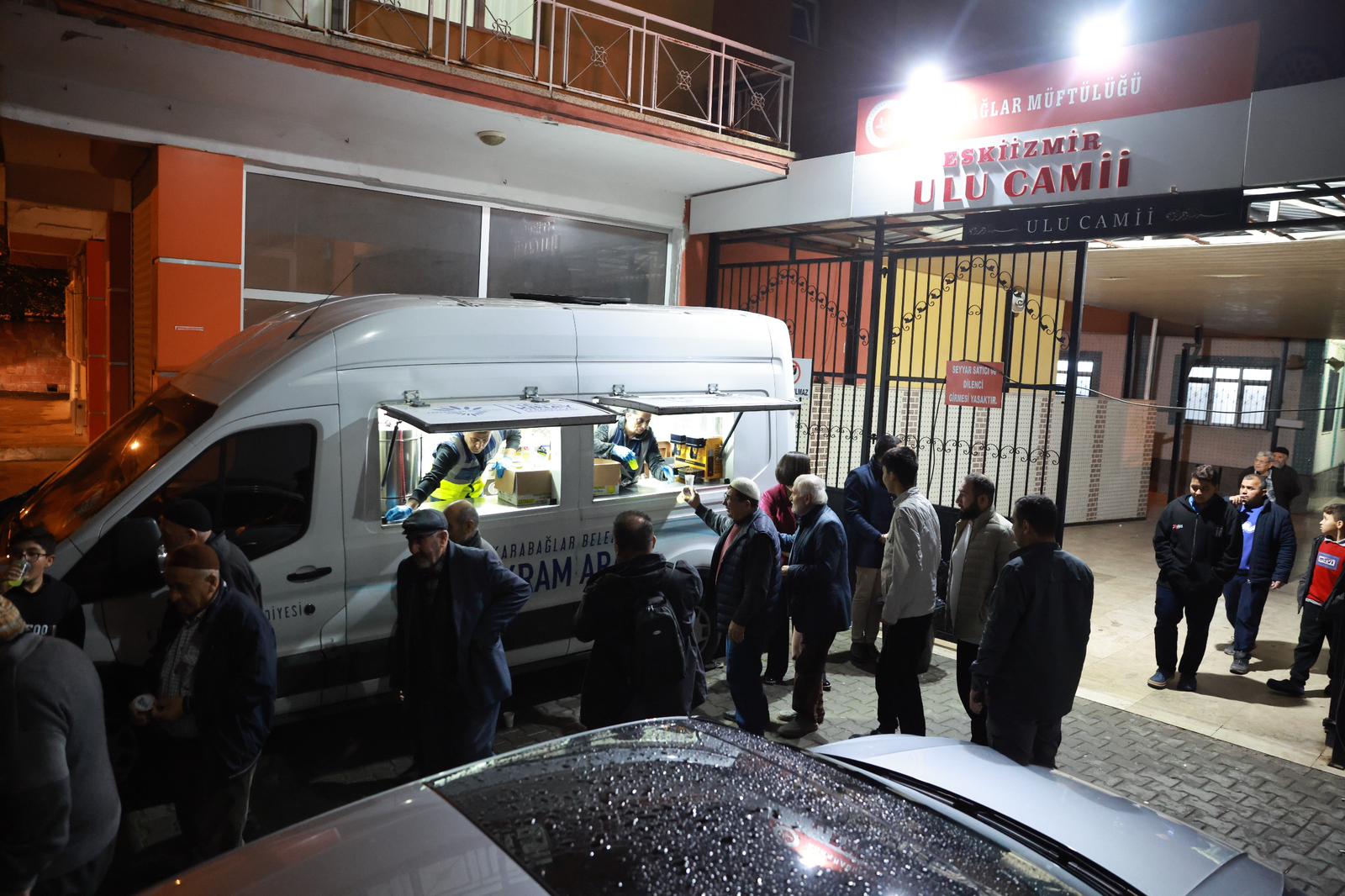 Karabağlar Belediyesi, Ramazan ayı boyunca teravih namazı sonrası vatandaşlara şerbet