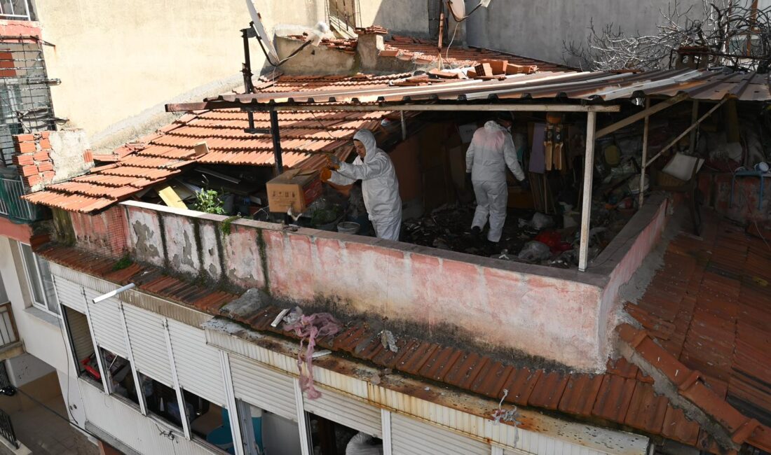 Karabağlar Belediyesi, Gülyaka Mahallesi’nde 9 yıldır giriş yapılamayan çöp evi