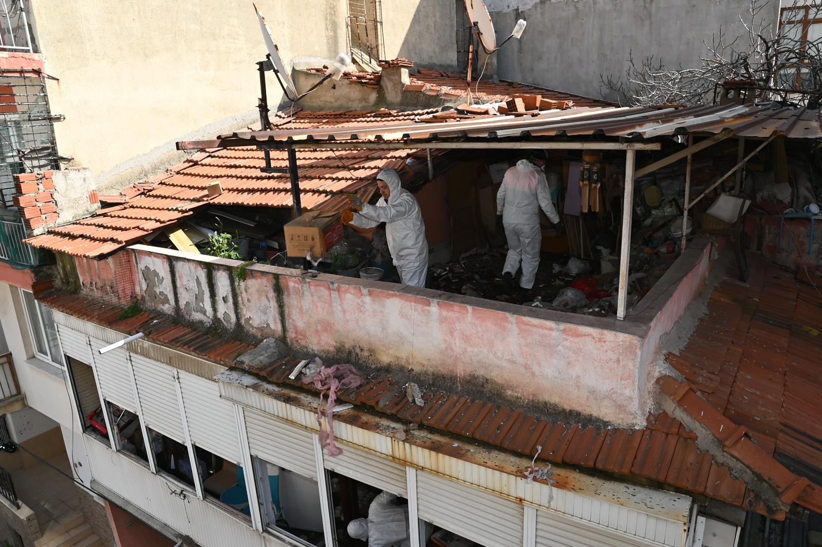 Karabağlar Belediyesi, Gülyaka Mahallesi’nde 9 yıldır giriş yapılamayan çöp evi