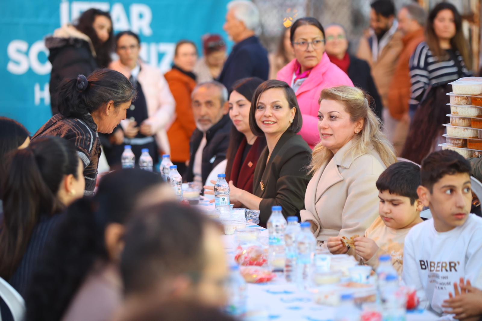 Karabağlar Belediyesi’nin Limontepe Pazaryeri’nde düzenlediği iftar programında birlik, dayanışma ve