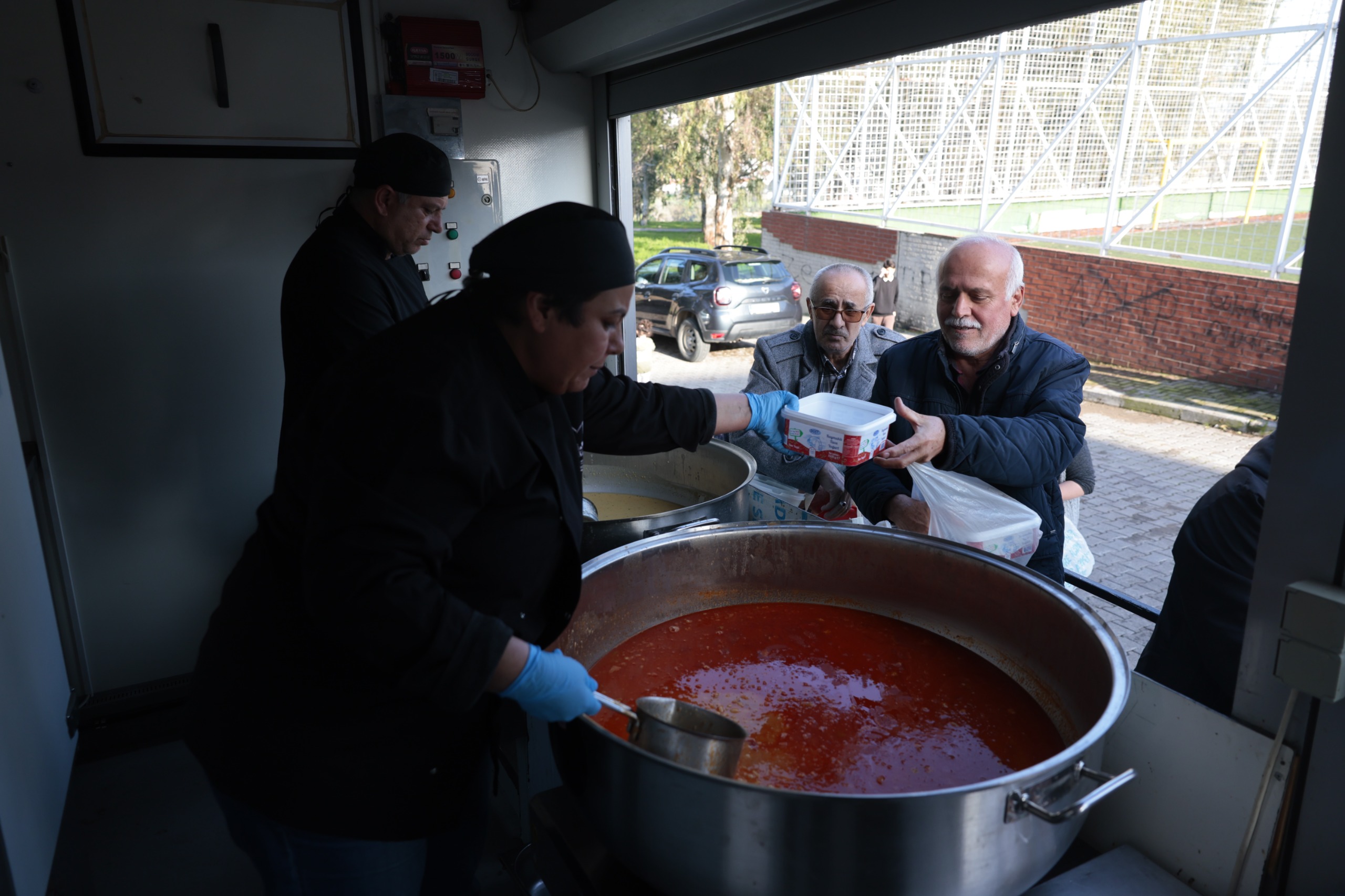 Konak Belediyesi, Ramazan ayında dayanışmayı büyütmek amacıyla Zafertepe Mahallesi’nde sıcak