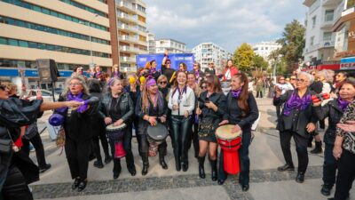 Konak Belediyesi’nin 8 Mart etkinlikleri kapsamında Dominik Caddesi’nde düzenlenen El