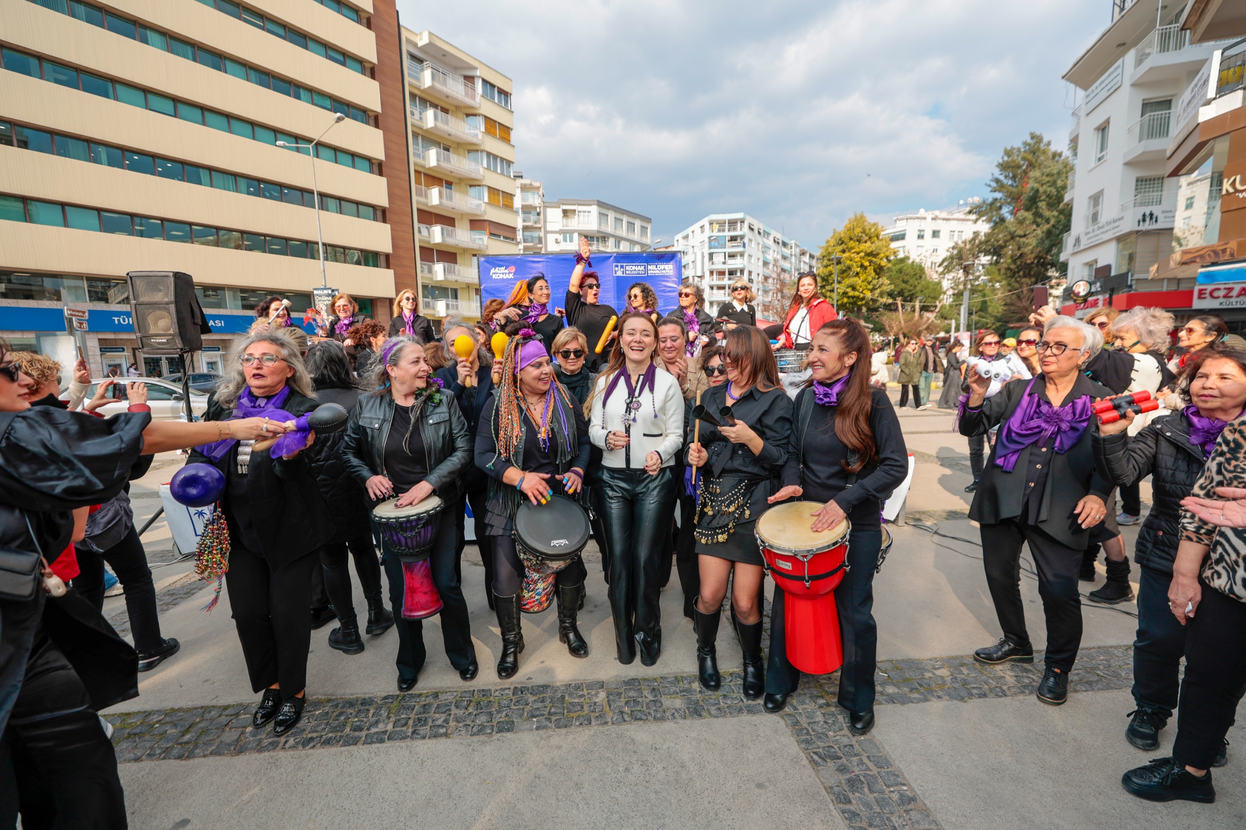 Konak Belediyesi’nin 8 Mart etkinlikleri kapsamında Dominik Caddesi’nde düzenlenen El