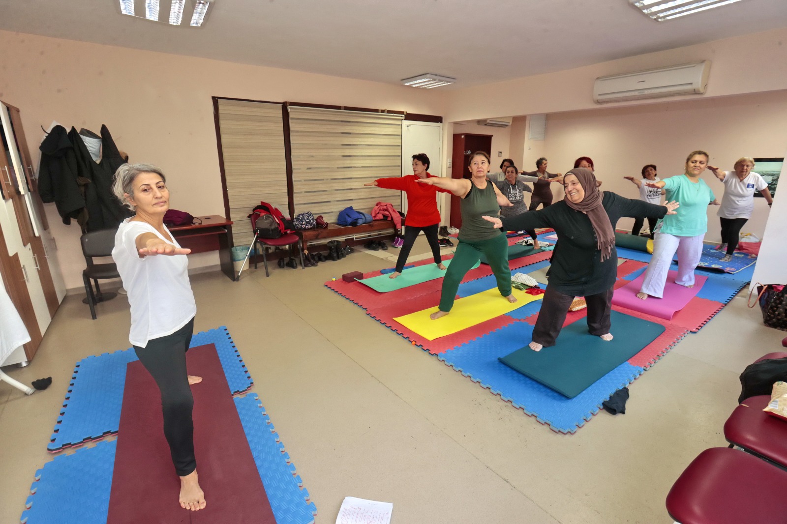 Konak Belediyesi’nin İleri Yaş Sağlıklı Yaşam Merkezi’nde düzenlenen yoga kursu,