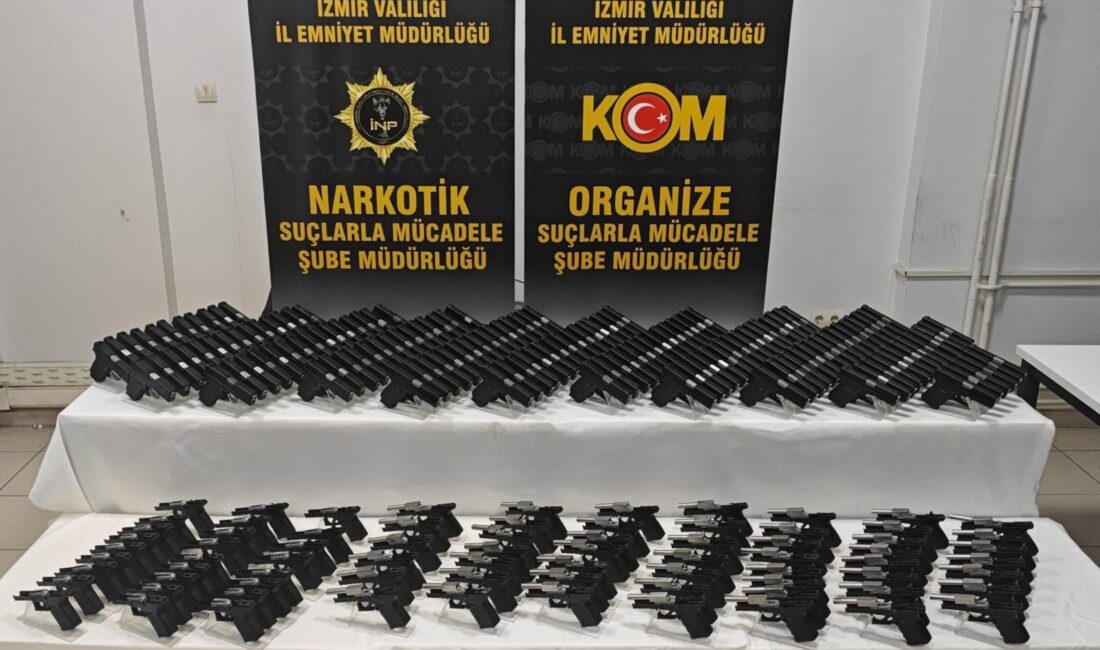 İzmir’in Karabağlar ilçesinde düzenlenen operasyonda 149 ruhsatsız tabanca ve uyuşturucu