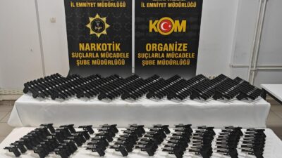 İzmir’in Karabağlar ilçesinde düzenlenen operasyonda 149 ruhsatsız tabanca ve uyuşturucu