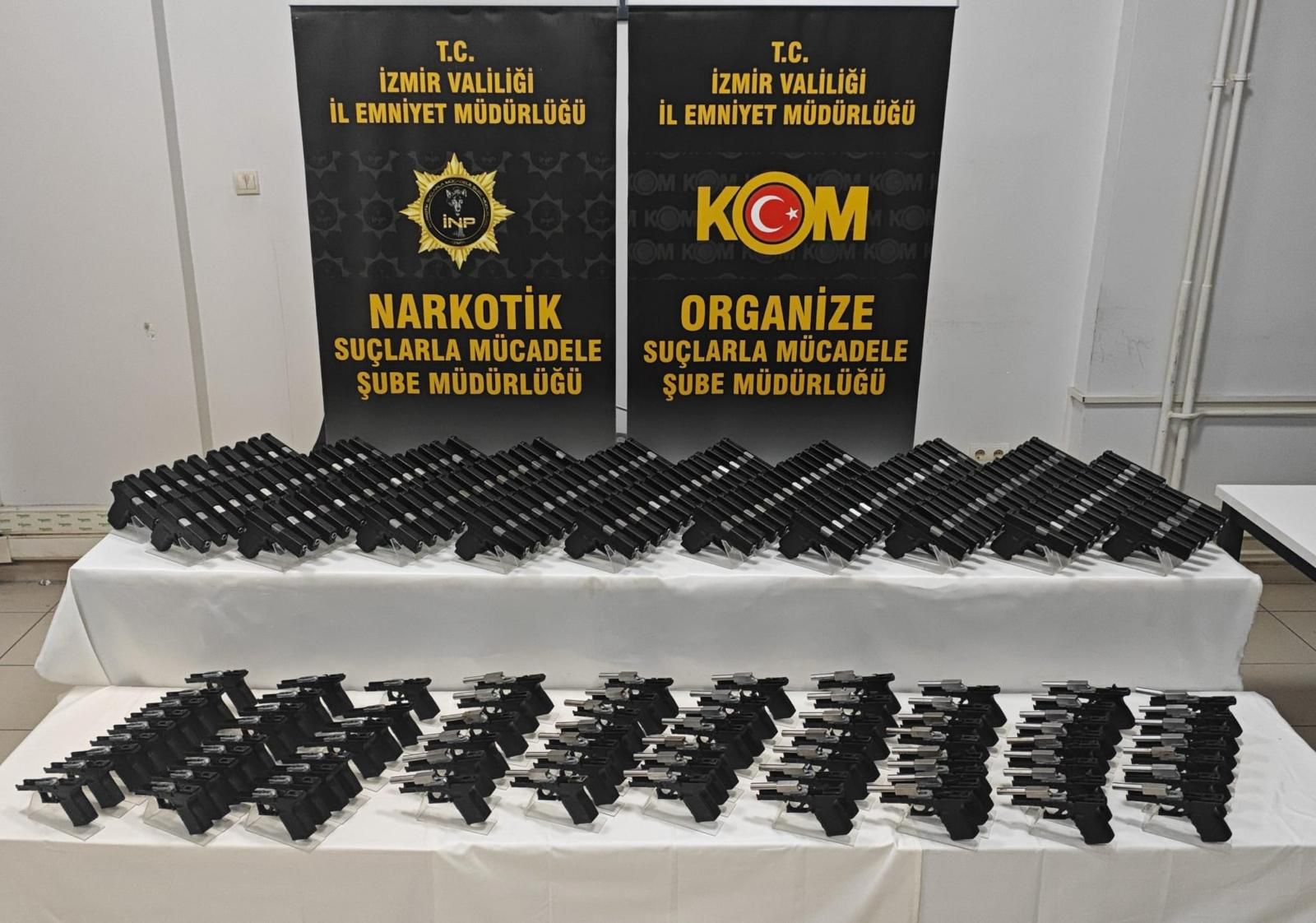 İzmir’in Karabağlar ilçesinde düzenlenen operasyonda 149 ruhsatsız tabanca ve uyuşturucu