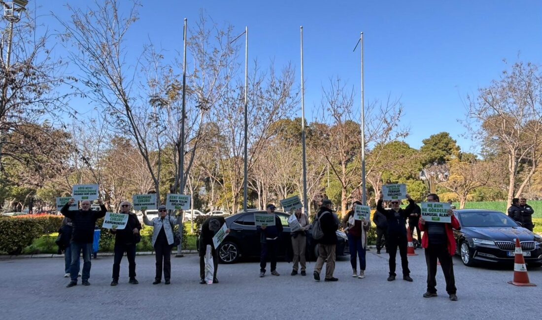 Basmane Çukuru’nun TMSF’ye devredilmesine karşı çıkan Kültürpark Platformu üyeleri, İzmir