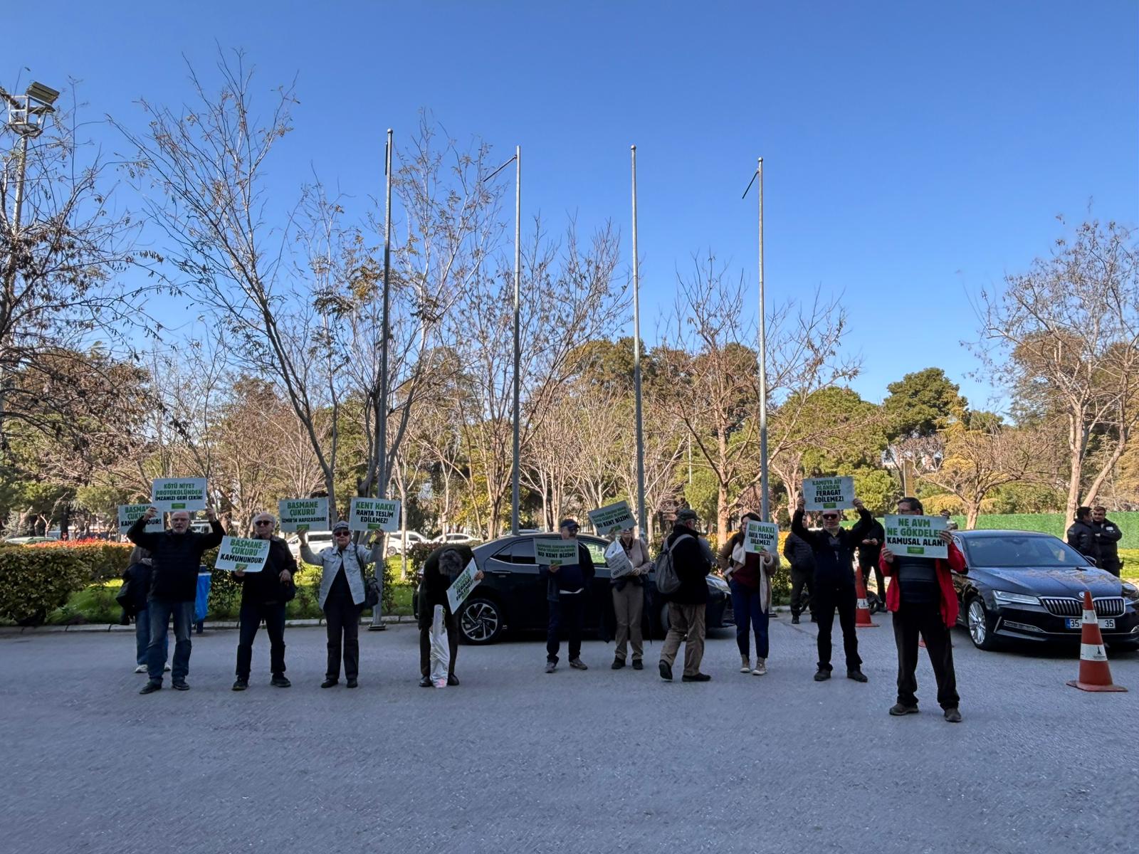 Basmane Çukuru’nun TMSF’ye devredilmesine karşı çıkan Kültürpark Platformu üyeleri, İzmir