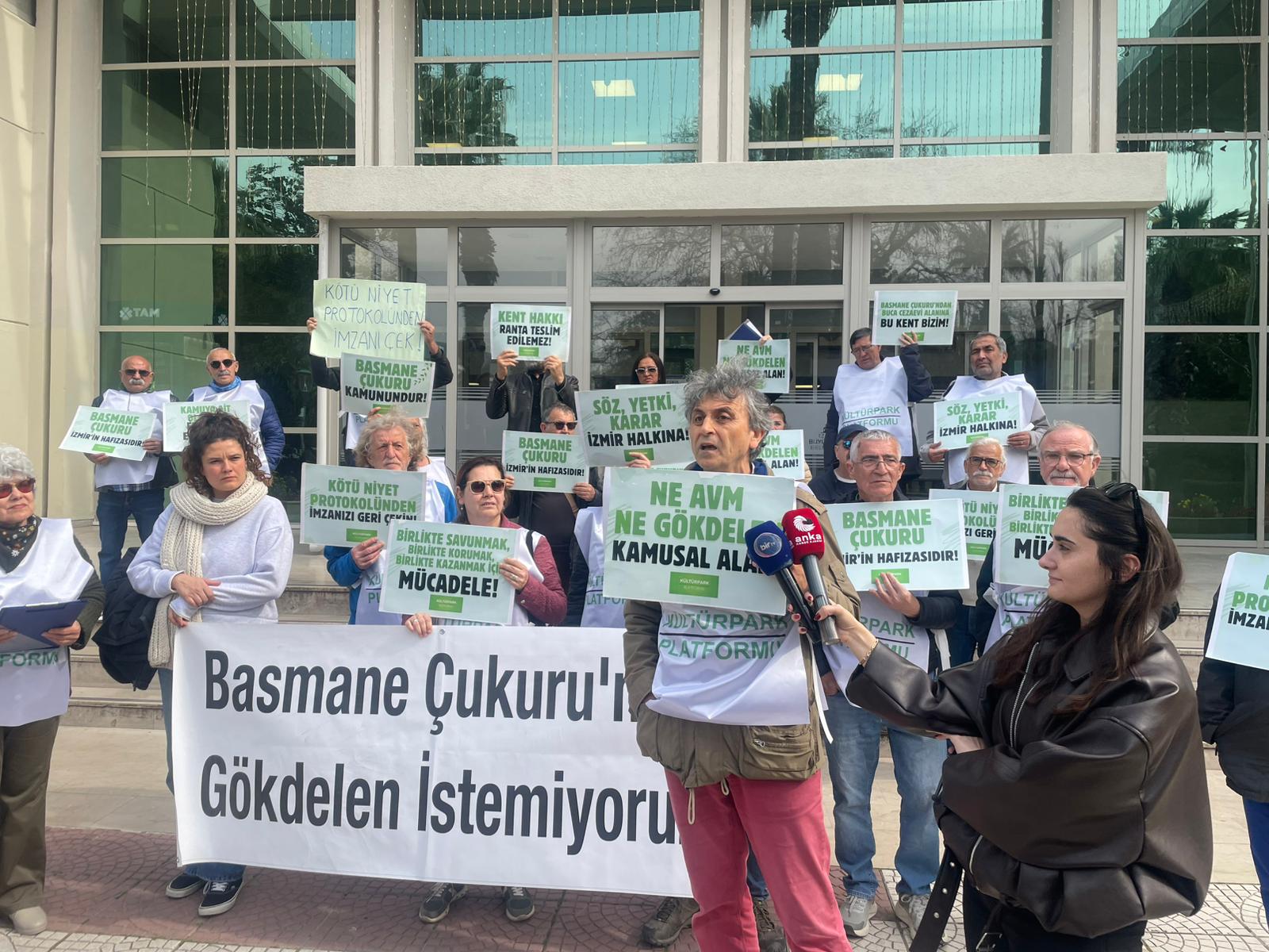 Kültürpark Platformu Büyükşehir Belediyesi önünde Basmane Çukuru için eylem gerçekleştirdi.
