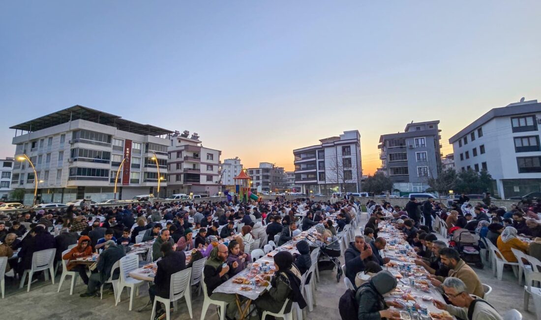 Torbalı Belediyesi’nin Atatürk Mahallesi’nde düzenlediği iftar programında vatandaşlar aynı sofrada