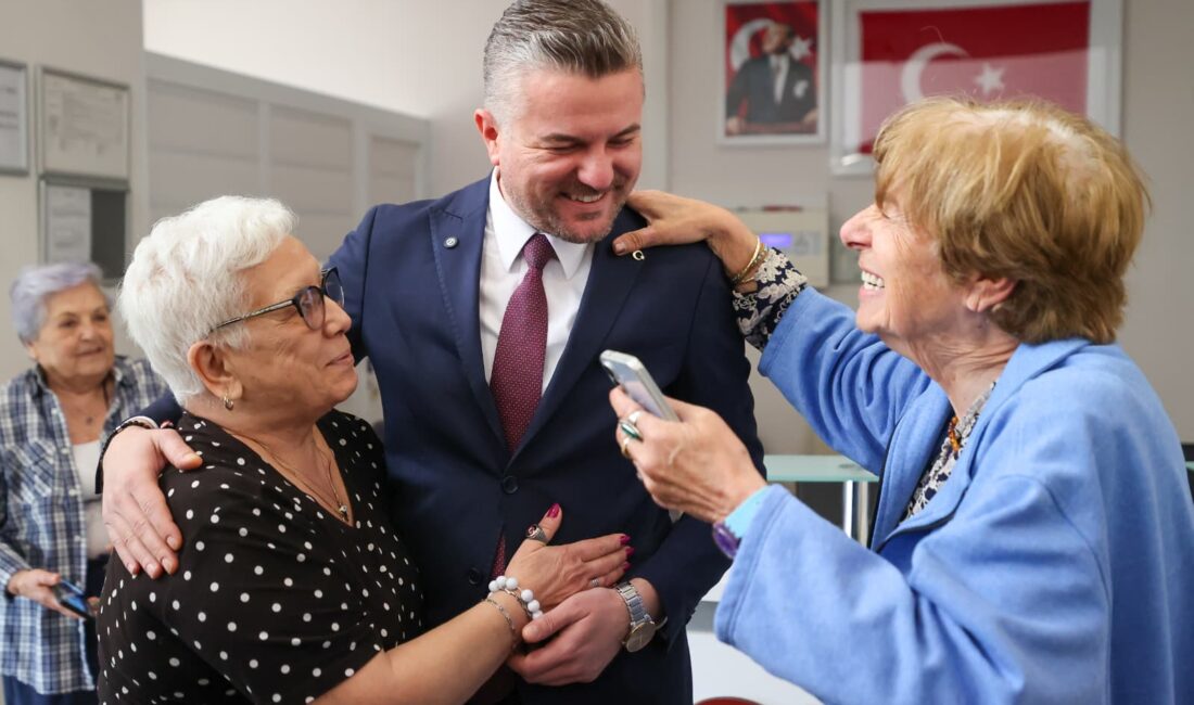 Buca Belediye Başkanı Görkem Duman, bayramda huzurevini ziyaret ederek büyüklerin