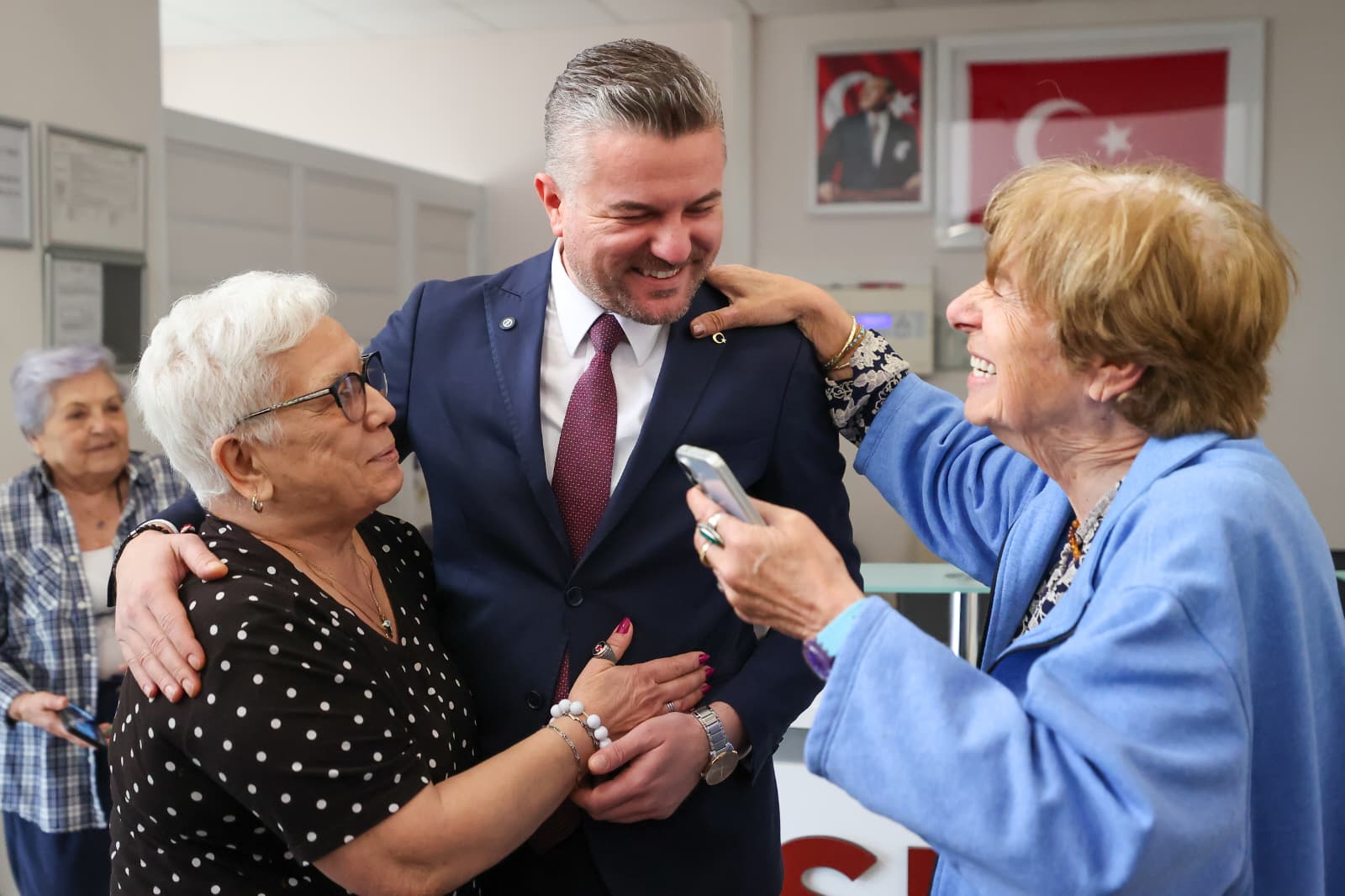 Buca Belediye Başkanı Görkem Duman, bayramda huzurevini ziyaret ederek büyüklerin