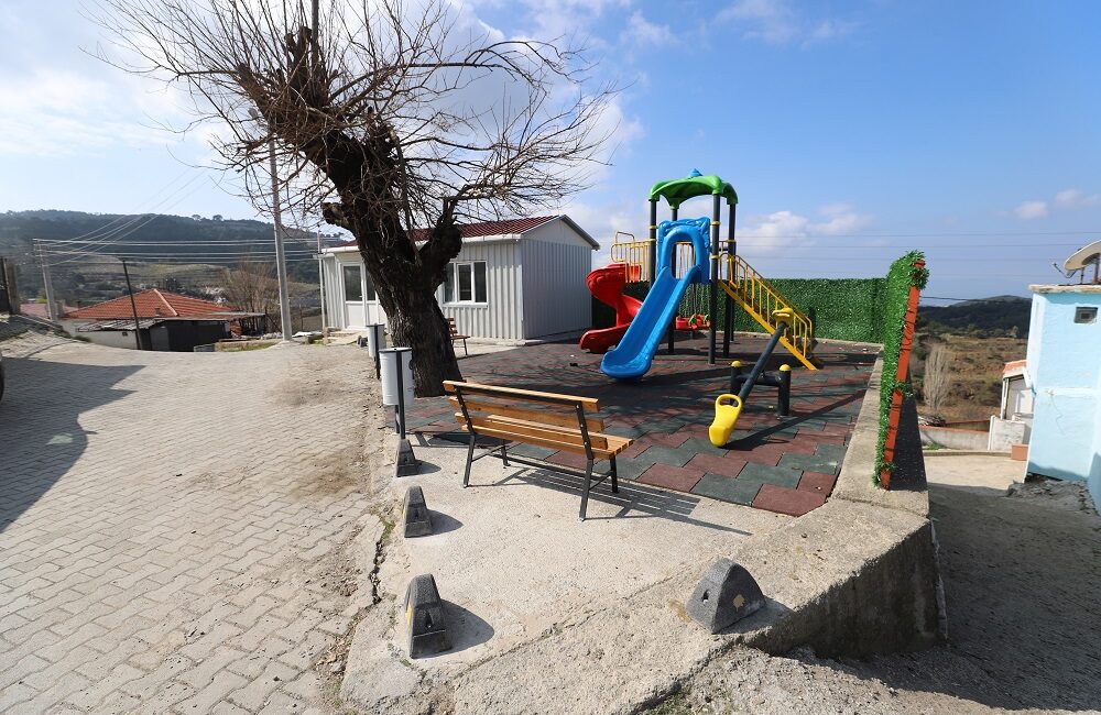 Menderes’te afetten etkilenen Efemçukuru oyun parkı baştan sona yenilenerek çocukların