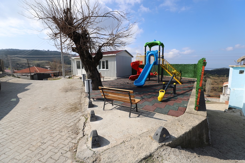 Menderes’te afetten etkilenen Efemçukuru oyun parkı baştan sona yenilenerek çocukların