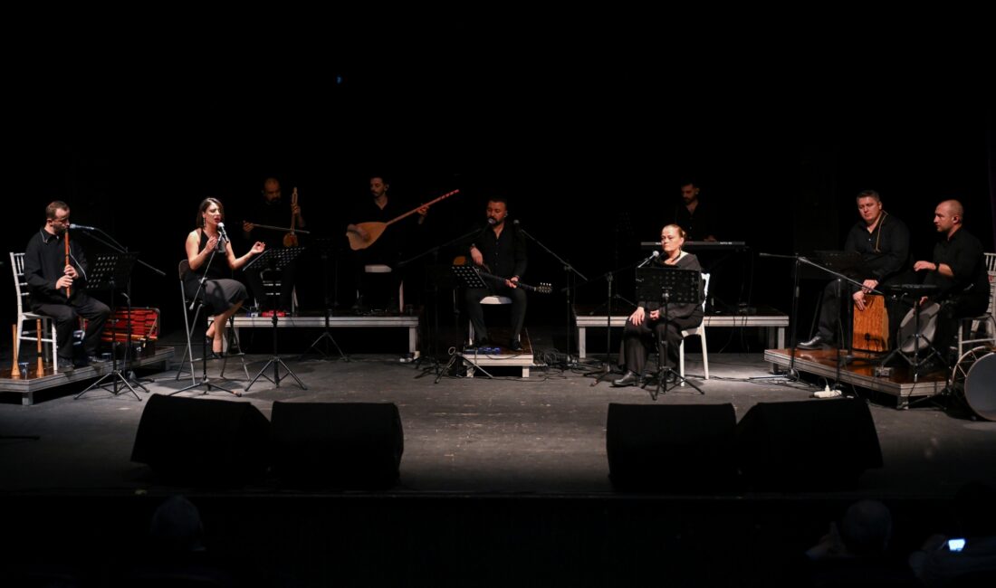 Bornova Belediyesi’nin düzenlediği “Mübadele Türküleri” konserinde, göç ve kardeşlik temalı