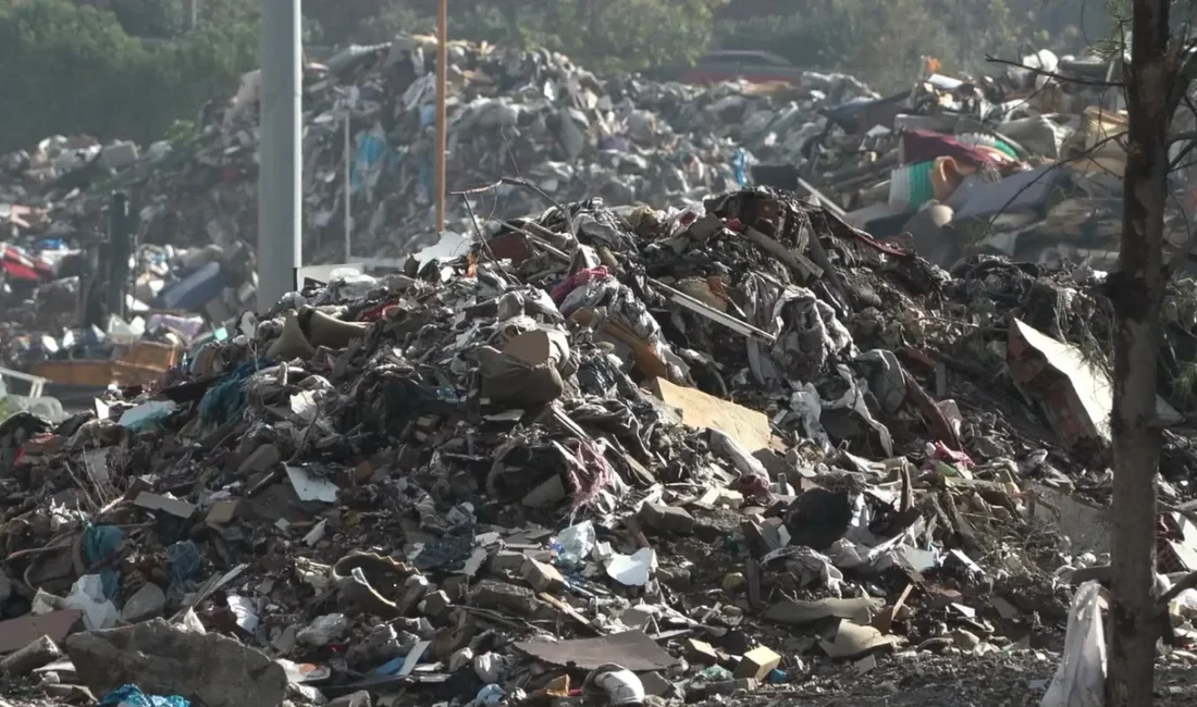 Buca Belediyesi Temizlik İşleri Şantiyesi’nde işçiler, yükselen çöp dağları ve