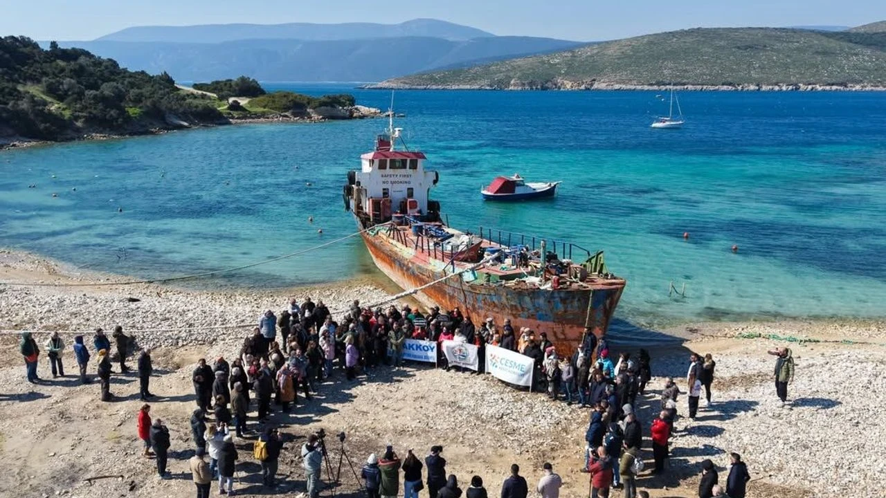 Urla Demircili Koyu’na izinsiz getirilen Gökbey adlı hurda gemi, çevreciler