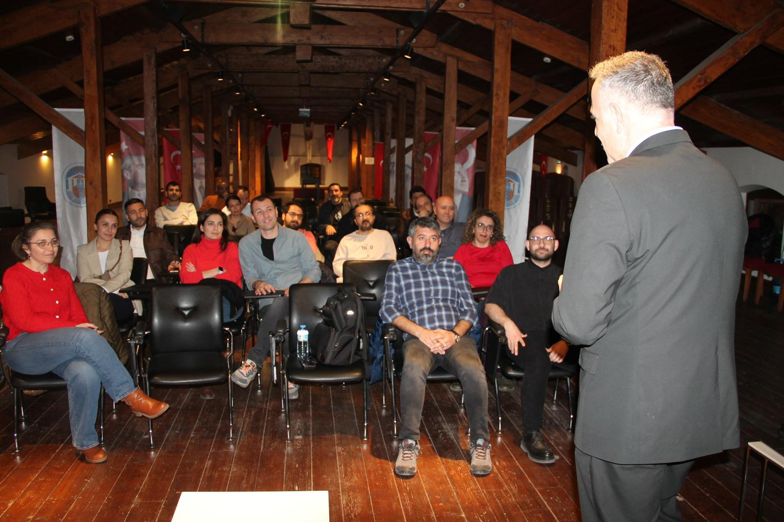 Selçuk Efes Kent Belleği’nde düzenlenen seminerde, çocuğun gelişiminde babanın rolü