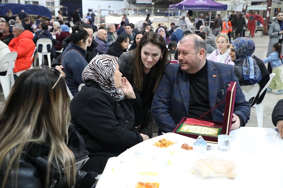 Menderes Belediyesi’nin Çanakkale şehitleri ve tüm şehitler anısına düzenlediği iftar