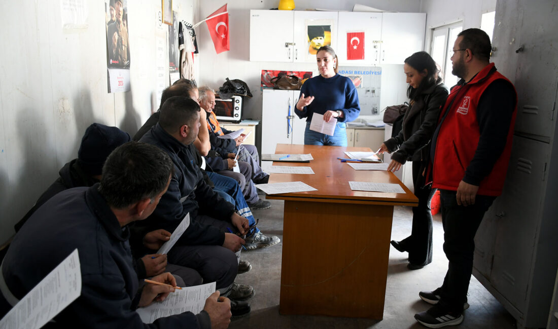 Kuşadası Belediyesi, personeline yönelik iş sağlığı ve güvenliği eğitimlerine başladı.