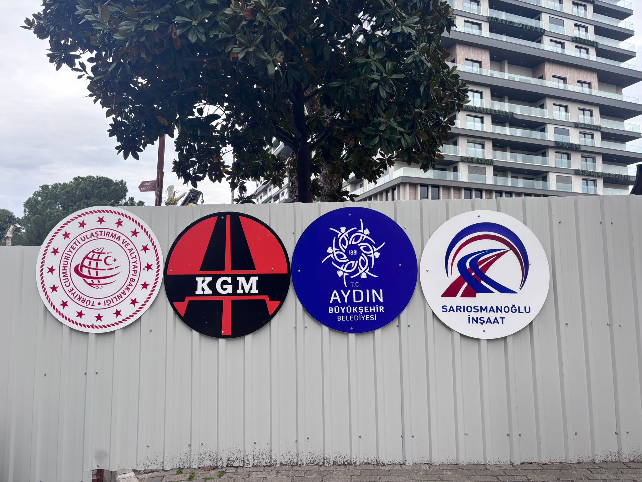 Aydın’da yapımı süren dört yol köprülü kavşak projesine Büyükşehir logolu