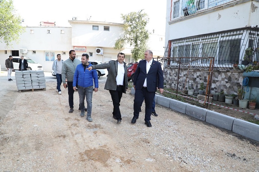 Menderes Belediye Başkanı İlkay Çiçek, sahada yürütülen çalışmaları denetledi. 44