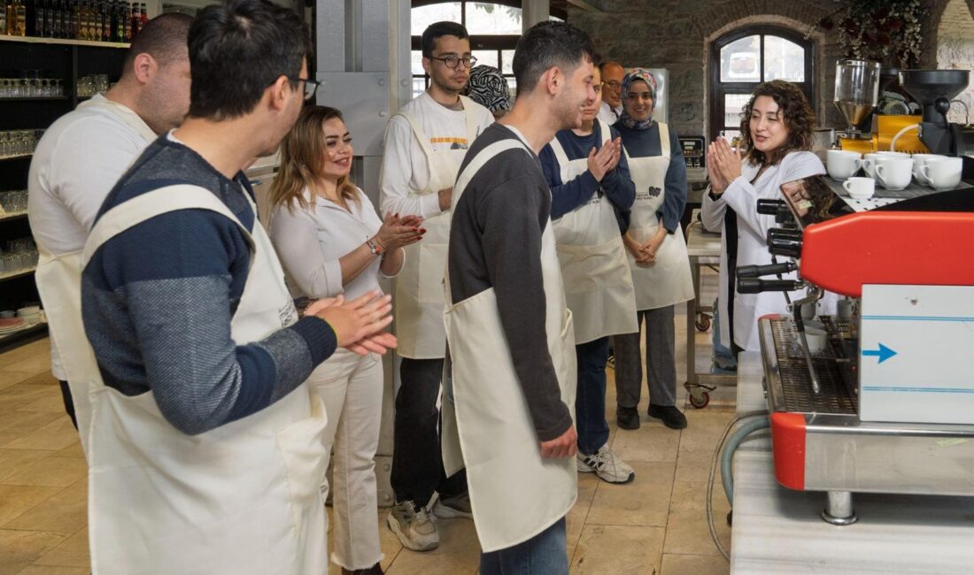 İş bulmak için İzmir Büyükşehir Belediyesi Destekli İstihdam Ofisi’ne başvuran