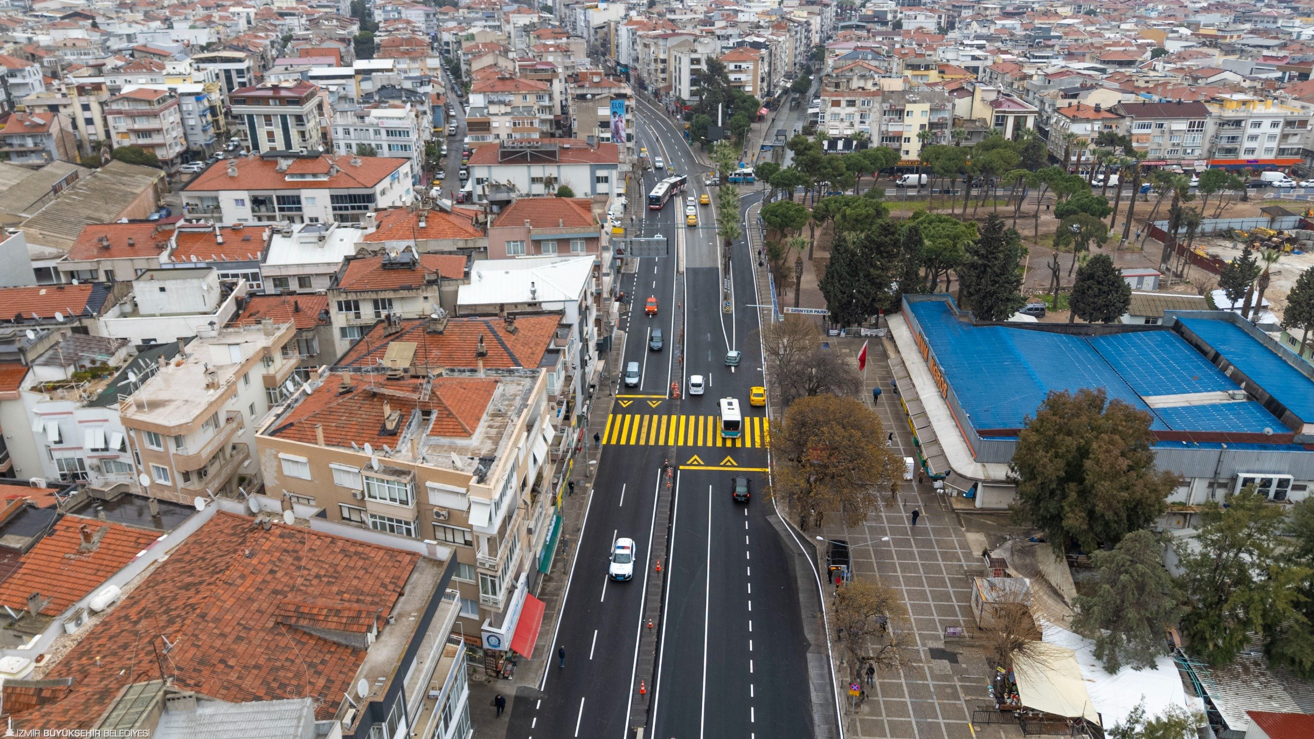 İzmir Büyükşehir Belediyesi’nin Buca’nın dört bir yanında sürdürdüğü asfalt yatırımları,