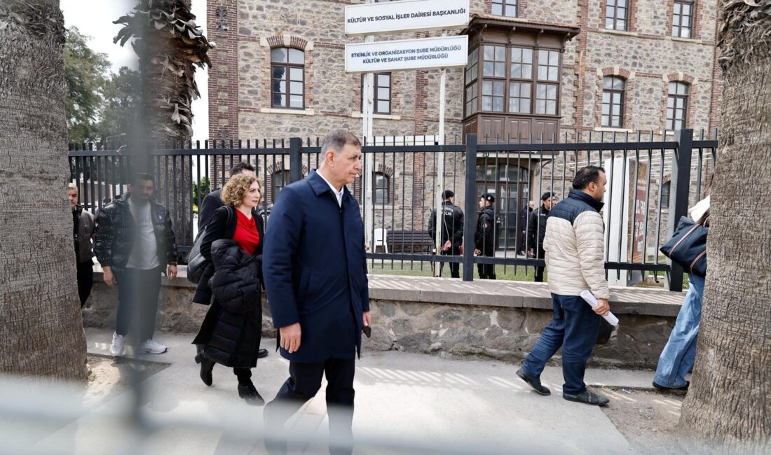 İzmir Büyükşehir Belediye Başkanı Dr. Cemil Tugay, polis barikatıyla çevrili