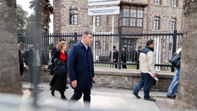 İzmir Büyükşehir Belediye Başkanı Dr. Cemil Tugay, polis barikatıyla çevrili