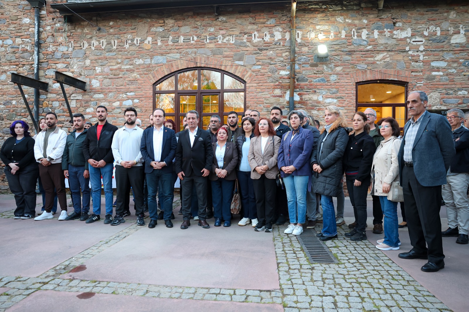 Efeler Belediye Başkanı Anıl Yetişkin, Nevzat Biçer Konferans Salonu’nun tapusunun