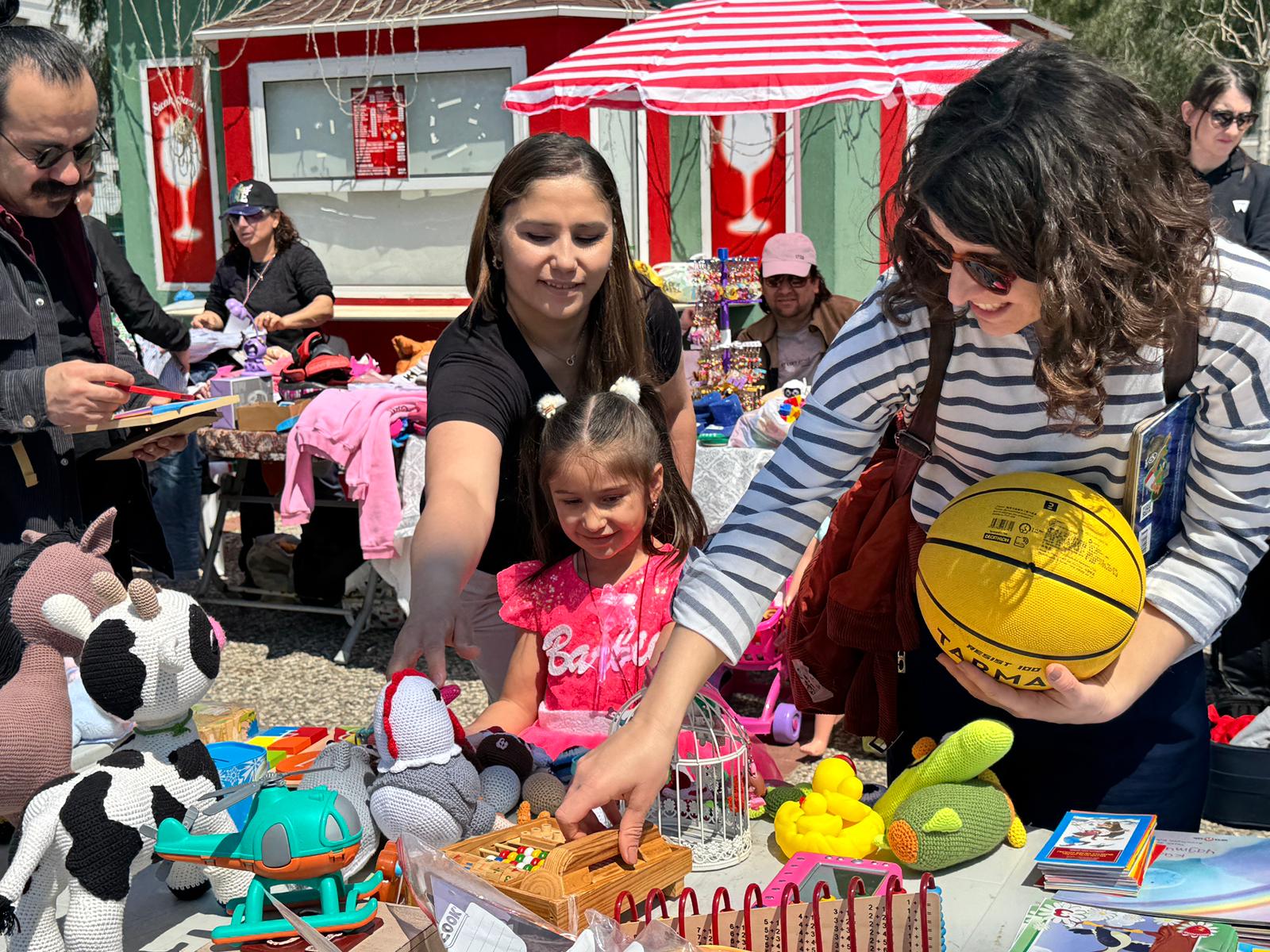 Karşıyaka Belediyesi’nin düzenlediği “Çocuklar için 2. El Pazarı”nda 130 çocuk