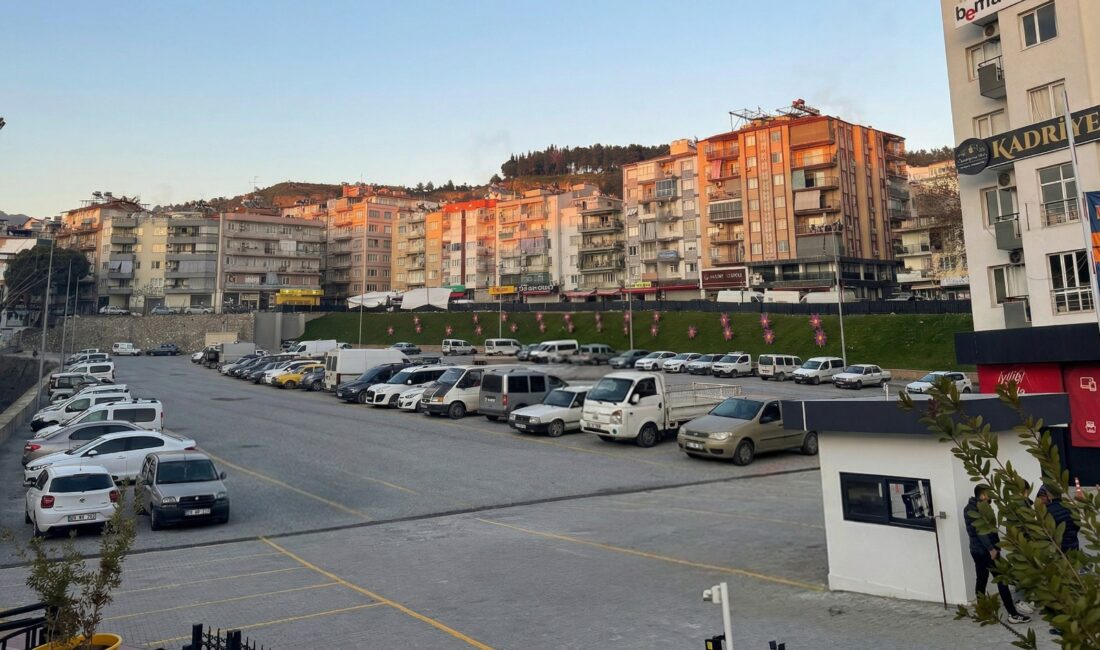 Efeler Belediye Başkanı Anıl Yetişkin, ilçedeki kronik otopark sorununa iki