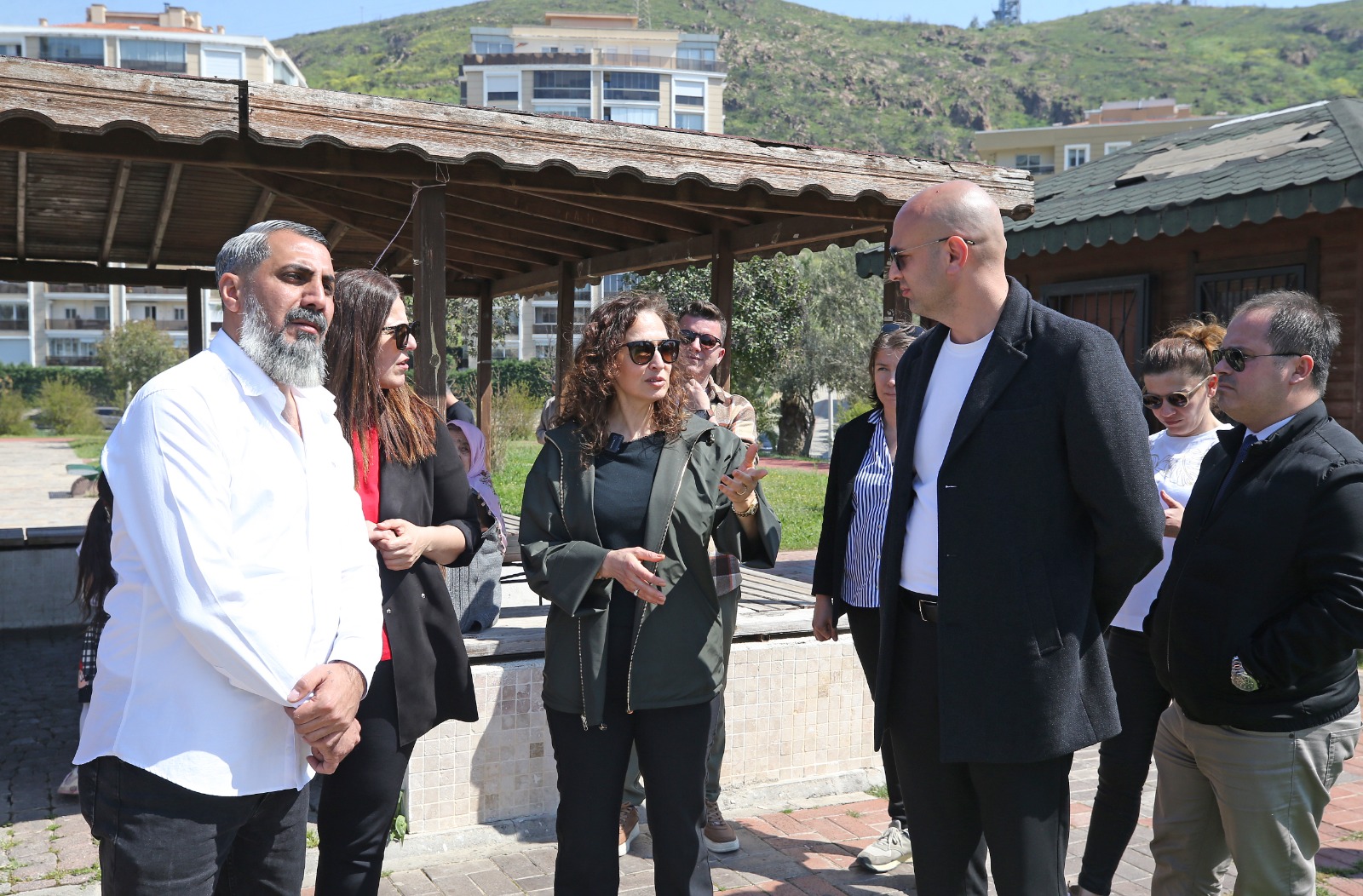 Karşıyaka Belediyesi, ilçe genelindeki parkları yenileyerek daha modern ve güvenli