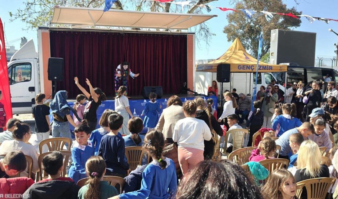 İzmir Büyükşehir Belediyesi’nin “Gezici Sahne” etkinliği, Bayraklı’dan Dikili’ye kadar binlerce