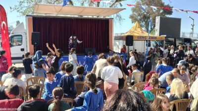 İzmir Büyükşehir Belediyesi’nin “Gezici Sahne” etkinliği, Bayraklı’dan Dikili’ye kadar binlerce