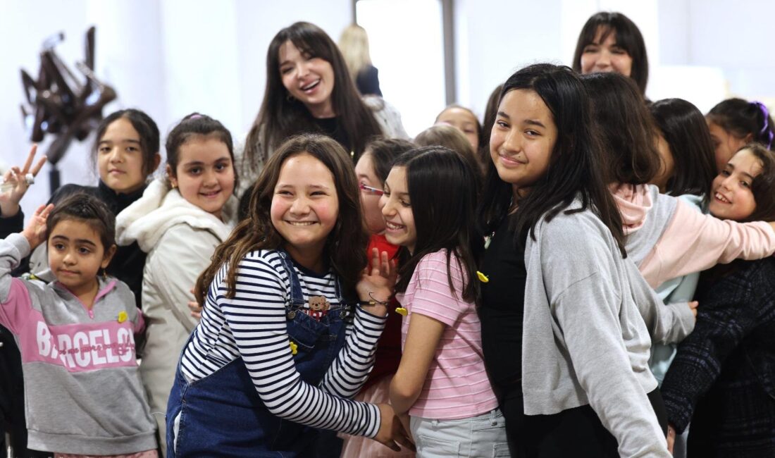 İzmir Büyükşehir Belediyesi’nin düzenlediği atölyede çocuklar kendi kitaplarını hazırladı, sertifikalarını