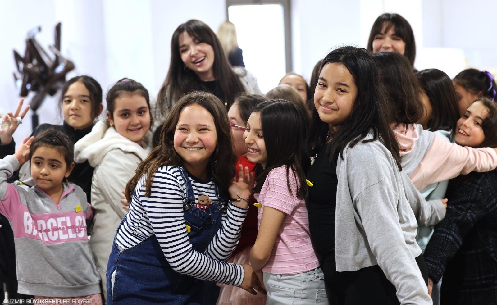 İzmir Büyükşehir Belediyesi’nin düzenlediği atölyede çocuklar kendi kitaplarını hazırladı, sertifikalarını