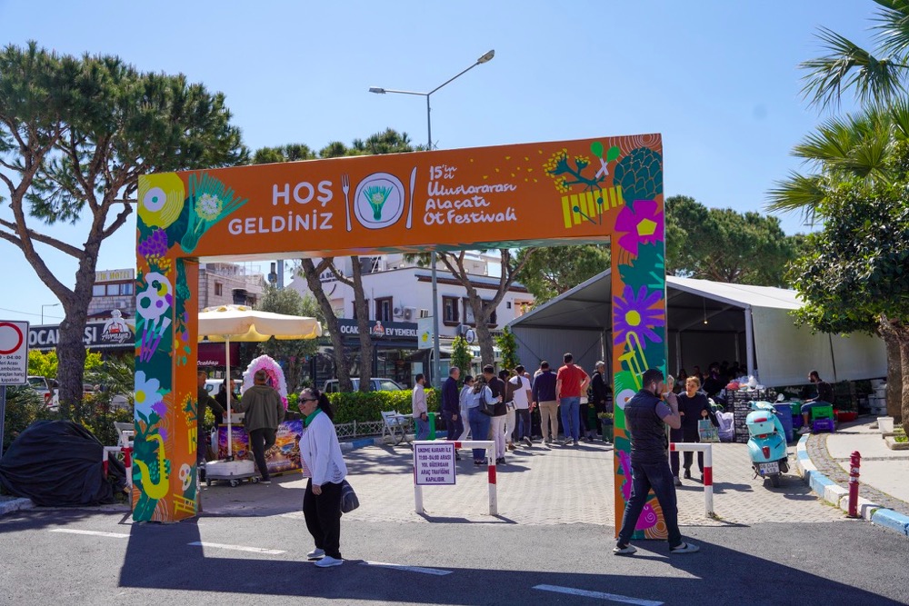 15. Uluslararası Alaçatı Ot Festivali, hafta sonu boyunca yarışmalar, söyleşiler