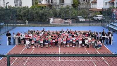 Kuşadası’nda 23 Nisan kapsamında düzenlenen tenis turnuvası, 6-14 yaş arası