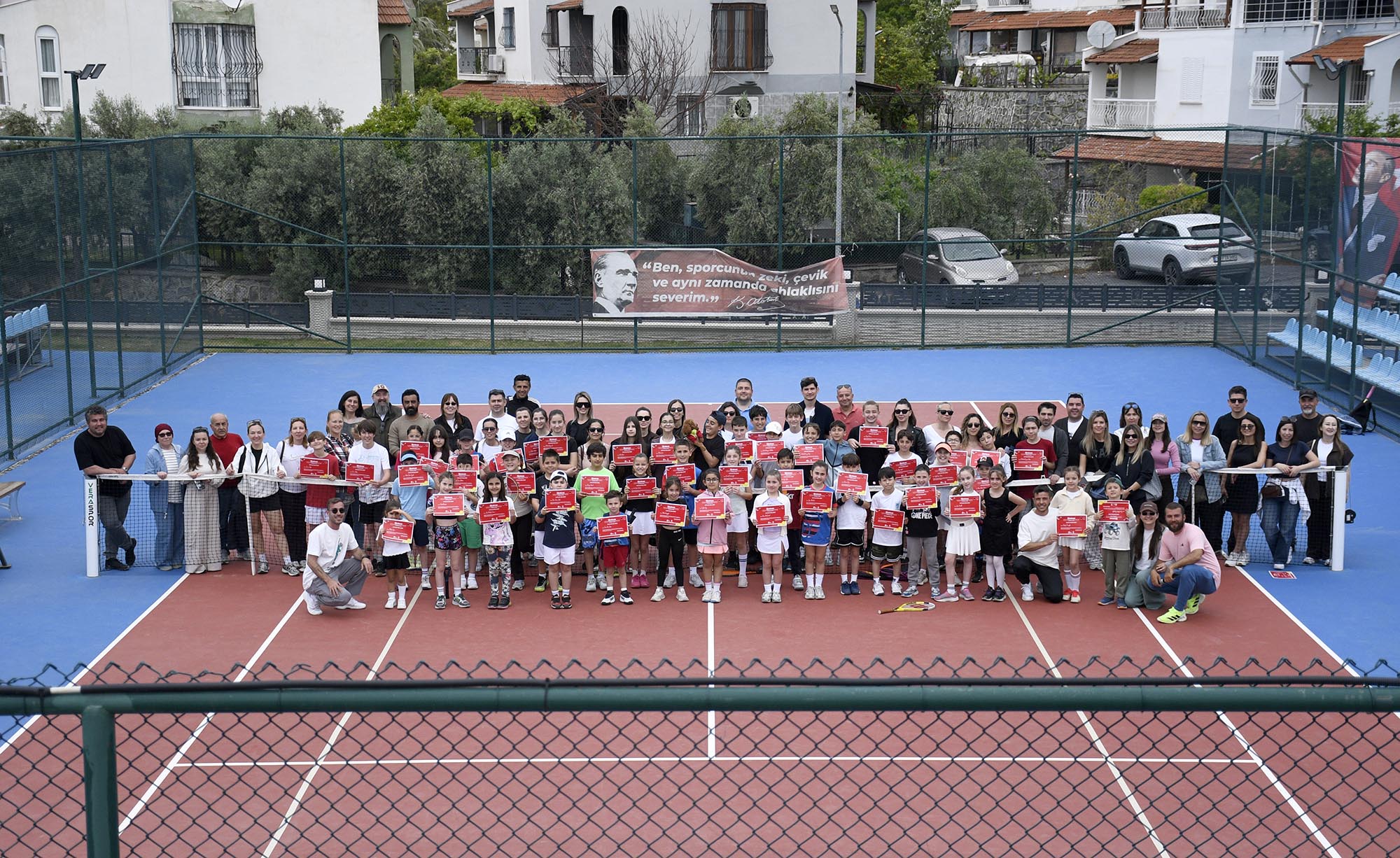 Kuşadası’nda 23 Nisan kapsamında düzenlenen tenis turnuvası, 6-14 yaş arası