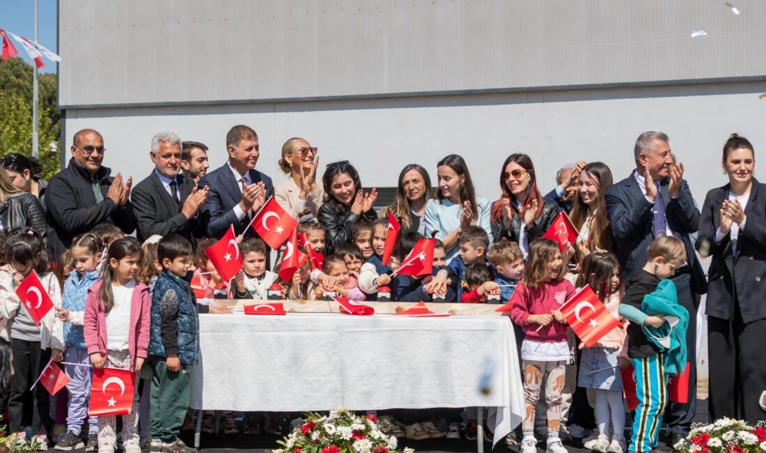 İzmir Büyükşehir Belediye Başkanı Dr. Cemil Tugay, Güzelbahçe Belediyesi tarafından