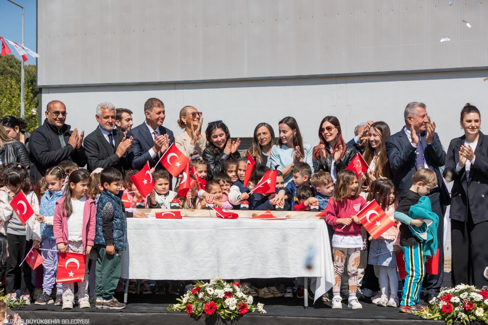 İzmir Büyükşehir Belediye Başkanı Dr. Cemil Tugay, Güzelbahçe Belediyesi tarafından