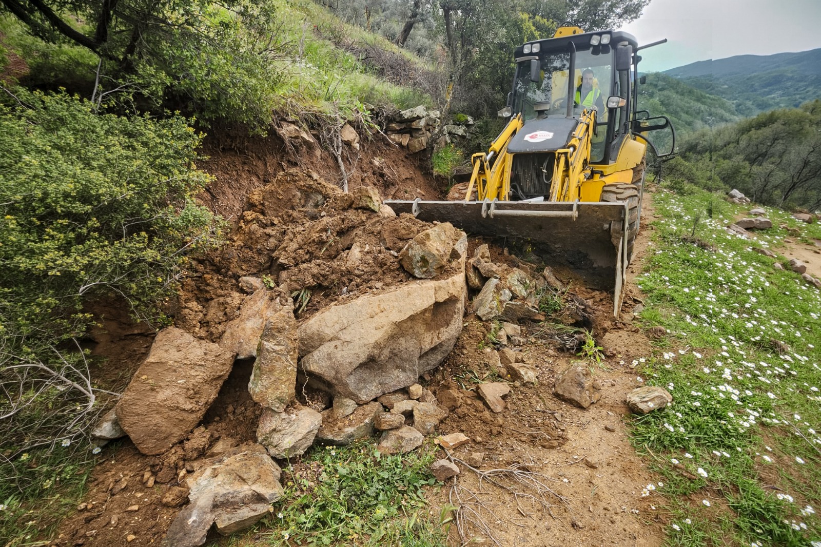 Efeler’de etkili olan yağışların ardından bozulan mahalle yolları, belediye ekiplerinin